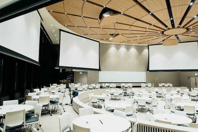 Co jest niezbędne w przypadku konferencji online
