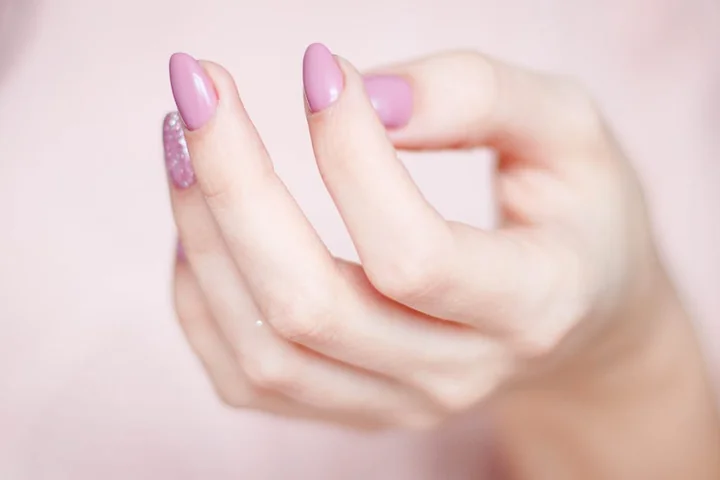 Jak stworzyć efekt „clean girl nails” przy użyciu lakierów hybrydowych?