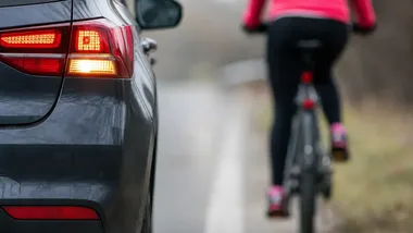 Nieprawidłowe wymijanie w Biskupcu. Rowerzysta trafił do szpitala