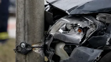 21-latek ominął dziecko na hulajnodze i przebił ogrodzenie wiaduktu