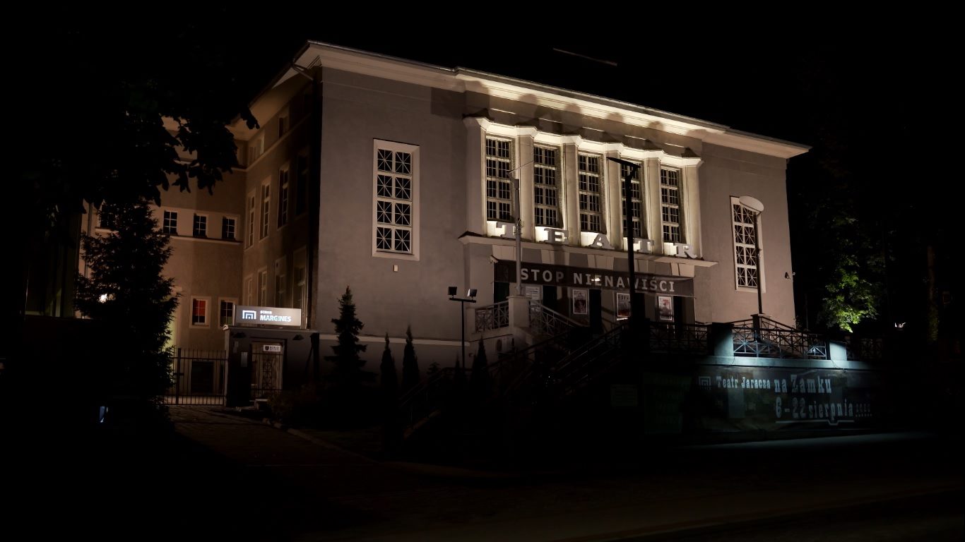 Budynek teatru z zewnątrz w nocy