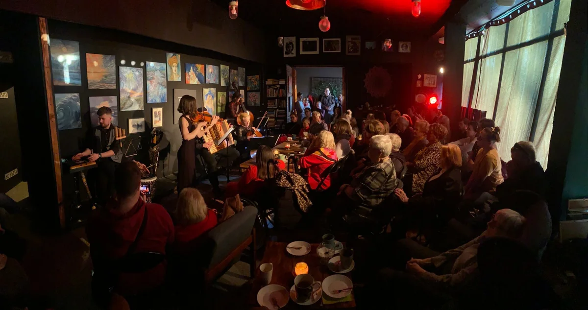 Grafika promocyjna wydarzenia Sweterek – koncert w Olsztynie