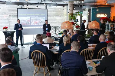 Grafika promocyjna wydarzenia Śniadanie Biznesowe Klubu Biznesu Stomilu Olsztyn: biznes, sport i inwestycje w Olsztynie