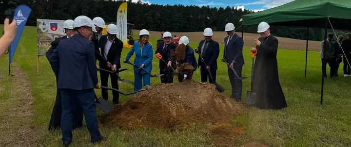 W Smolajnach rusza budowa bursy. Rok szkolny rozpoczęto od ważnego gestu