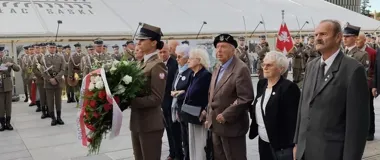 Delegacja z Warmii i Mazur oddała hołd weteranom w Warszawie