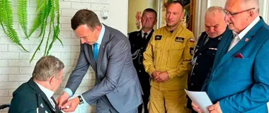 Strażak z Gwiździn wyróżniony za lata służby i wychowanie następców