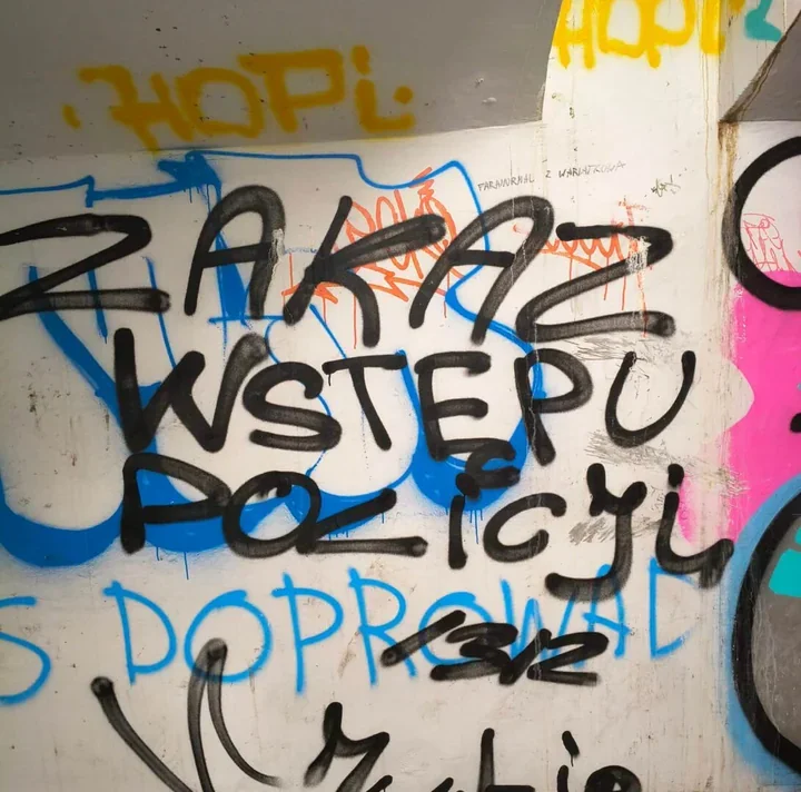 Olsztyńskie mury wciąż mówią. MOK zbiera „Wersy cienia i ulicy”