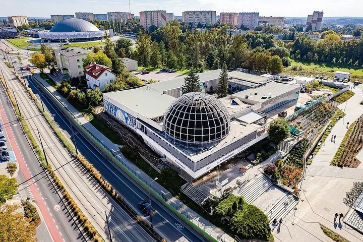 Przy Planetarium powstanie 65-metrowa pochylnia. Piesi przejdą drugą stroną