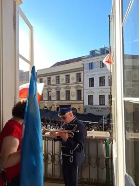 Olsztyński trębacz zagrał hymn Warmii wśród 45 muzyków