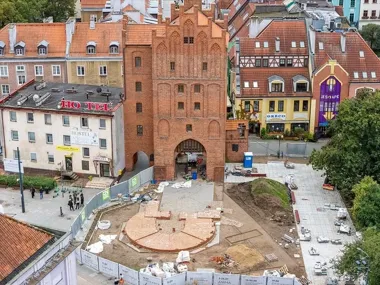 Pod Wysoką Bramą powstaje nowa przestrzeń wokół średniowiecznej rondeli