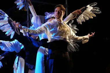 Faust wraca na scenę i zaczyna rozmowę o cenie ambicji