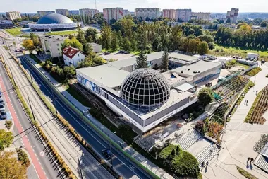 Przy Planetarium powstanie 65-metrowa pochylnia. Piesi przejdą drugą stroną