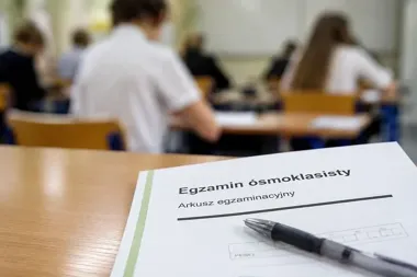 Ósmoklasiści zaczęli egzaminy. W Olsztynie do sprawdzianu usiadło ponad 1800 uczniów