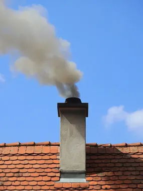 Około 230 zgłoszeń o zadymieniu w Olsztynie. Czym nie palić w piecu