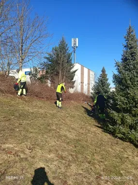 Wiosenne porządki w Olsztynie – ręczne sprzątanie teraz, maszyny później