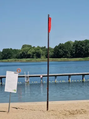 Sinice w jeziorze Ukiel. Zakaz kąpieli objął także Słoneczną Polanę