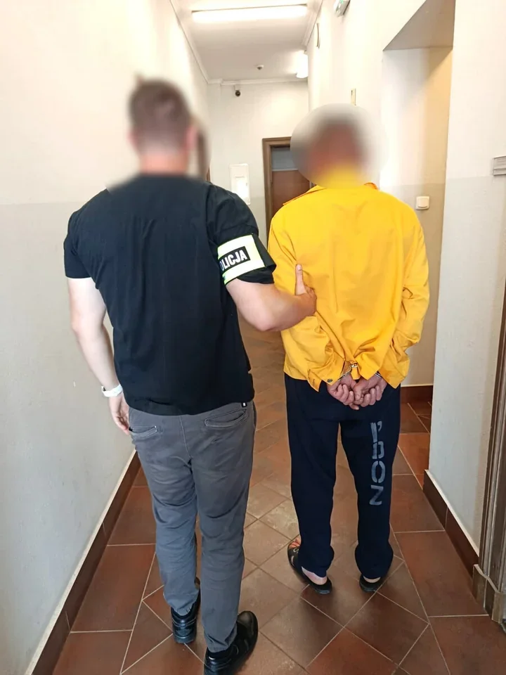 Rozbił butelkę o głowę znajomego. 52-latek usłyszał zarzuty