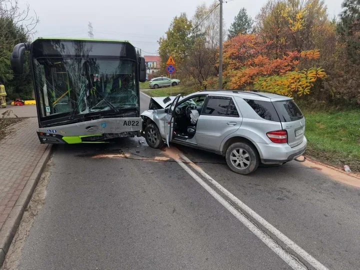 Czołowe zderzenie Mercedesa z autobusem. Kilka osób trafiło do szpitali