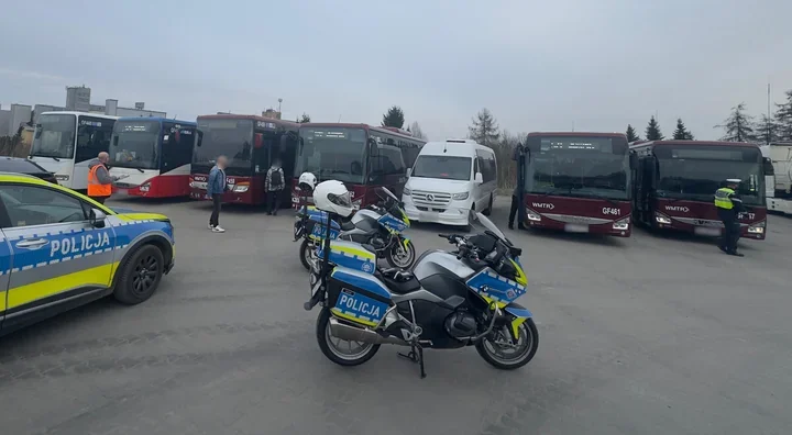 Cztery autobusy pod lupą w Olsztynku - hamulce i szyby nie przeszły testu