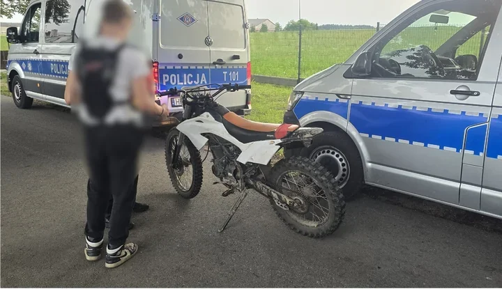 Uciekał motocyklem crossowym przed policją. Miał 15 lat, pojazd bez OC