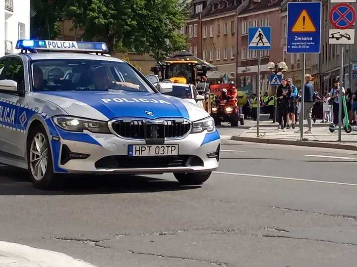 Radiowozy otworzyły kolumnę juwenaliów w Olsztynie, policja szykuje kolejne dni