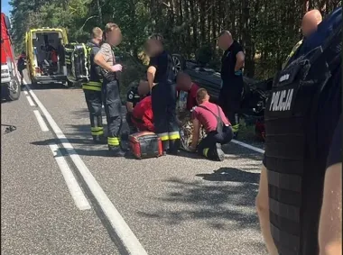 Niebezpieczne wyprzedzanie na DK 58. Samochód wpadł do rowu