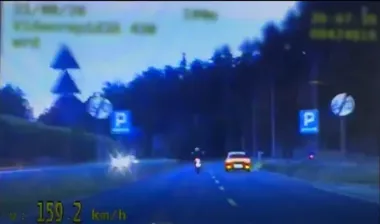 Motocyklista pędził 159 km/h na sześćdziesiątce. Jechał na jednym kole