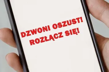 Mężczyzna w mundurze na wideokonferencji. Kobieta straciła 13 tys. zł