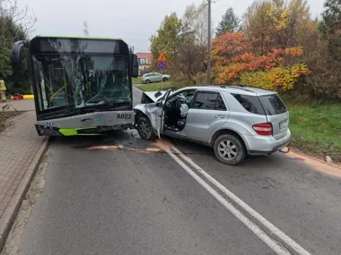 Czołowe zderzenie Mercedesa z autobusem. Kilka osób trafiło do szpitali
