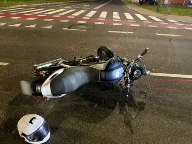 Zderzenie Audi z motocyklem w Olsztynie. Motocyklista trafił do szpitala