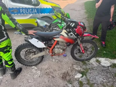 Młodzi motocrossowcy bez świateł i tablic. Policja interweniowała w gminie Biskupiec