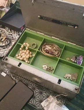 Włamali się po sejf - u jednej z zatrzymanych odkryto linię produkcyjną leków i mefedronu