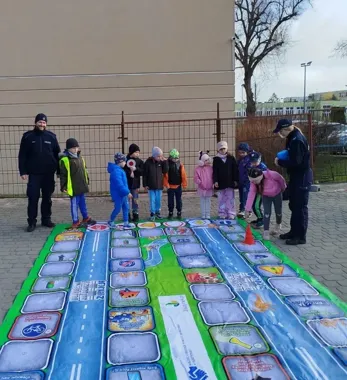 Przedszkolaki z Olsztynka zobaczyły, po co policjanci noszą cały sprzęt