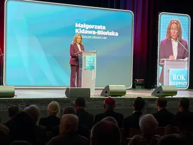 Małgorzata Kidawa-Błońska przemawia z mównicy podczas konferencji „Rok pierwszy” w sali widowiskowej.