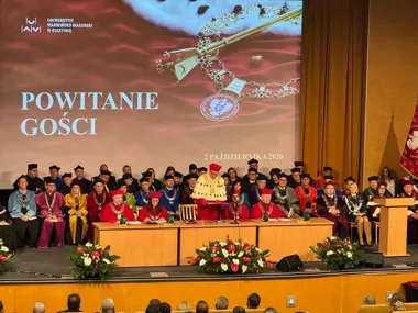 Uroczysta inauguracja roku akademickiego na Uniwersytecie Warmińsko-Mazurskim w Olsztynie, podczas której na scenie zasiadają przedstawiciele władz uczelni i za