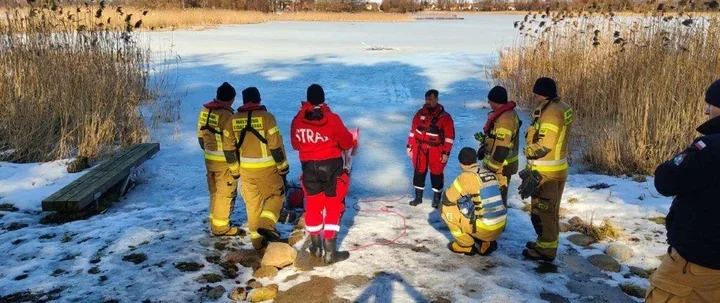 Strażacy szlifowali ratownictwo lodowe na Jeziorze Kraksy