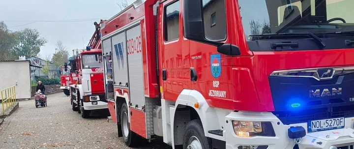 Pożar w piwnicy i ewakuacja poszkodowanego. Strażacy ćwiczyli w DPS