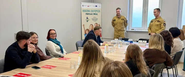 Strażacy rozdali czujki i tłumaczyli zagrożenia – szkolenie w PCPR