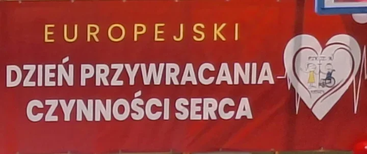 Strażacy uczyli młodzież ratowania życia i reagowania na alarmy