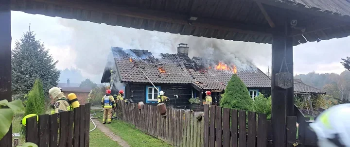Pożar dachu domu w Giławach. Dwie osoby ewakuowały się przed przyjazdem straży