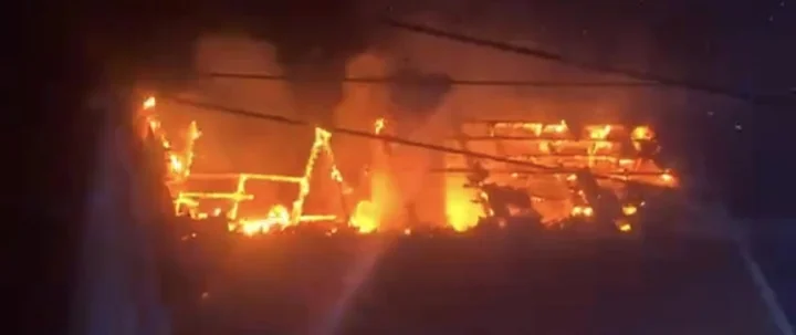 Pożar dachu domu jednorodzinnego przy Morowej. Na miejscu 21 strażaków