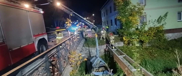 Samochód spadł z mostu do rzeki w Biskupcu. W środku były dwie osoby