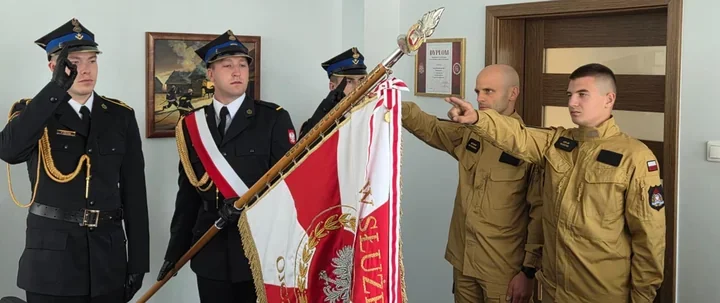 Dwóch nowych strażaków złożyło ślubowanie w Olsztynie. Zaczynają służbę