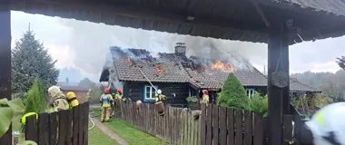 Pożar dachu domu w Giławach. Dwie osoby ewakuowały się przed przyjazdem straży