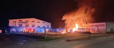 Nocny pożar hali w Dobrym Mieście. Do akcji skierowano 14 zastępów