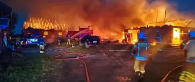 Osiem godzin walki z pożarem w Jankowie. Ogień uszkodził kombajn i ciągnik