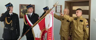 Dwóch nowych strażaków złożyło ślubowanie w Olsztynie. Zaczynają służbę
