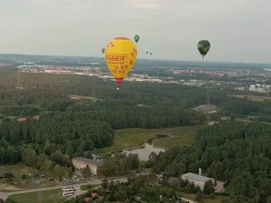 Kolorowe balony nad Ełkiem. Pięć startów i nocny pokaz na plaży