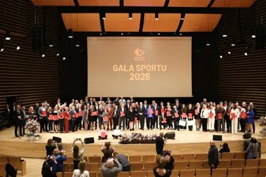 W Olsztynie nagrodzono sportowe talenty. Na scenie byli medaliści i trenerzy